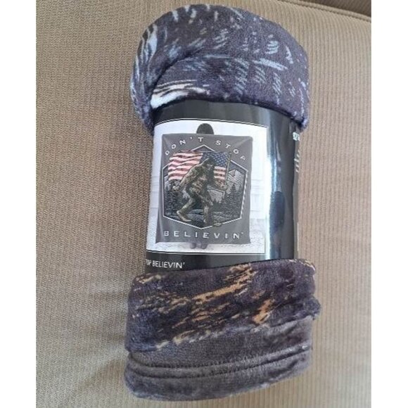 Sasquatch Big Foot New US American Flag Throw Gift Blanket Believe Plush Throw - Picture 5 of 5